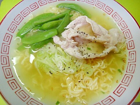 スナップエンドウと豚肉の塩ラーメン